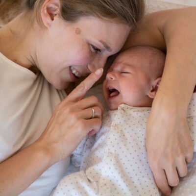 Después del parto también nace una madre: emociones reales del posparto